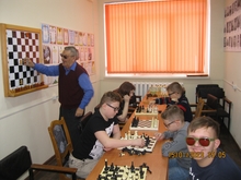 Председатель Клинцовской МО ВОС Гапонов Н.Т. проводит обучение детей по игре шахматы и шашки