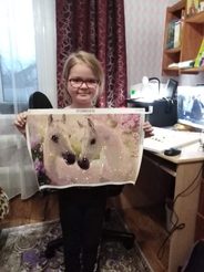 Авдеенкова Полина, 10 лет, заболеваниез: полиартрит (вышивка, на картине изображены белоснежные лошади)
